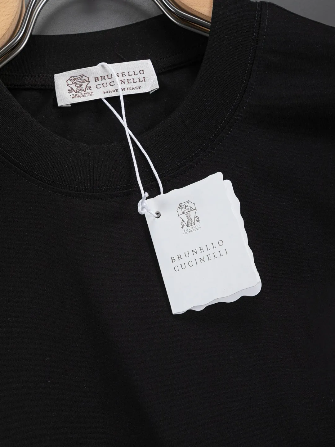 BRUNELLO CUCINELLI Brunello Cucinelli counter Same Style round neck short-sleeved T-shirt customized cotton fabric! Designed with brand logo leather tag! Strong three-dimensional effect! The overall highly breathable and soft texture is more prominent, and the full cotton texture induces extreme comfort. A must-have item for Premium people, complete with original accessories and accessories! Same Style for men and women! Color: Black White Size: S-xx L